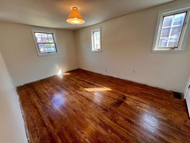 Building Photo - Pittsburgh - 2 Bedroom 1.5 Bathroom - Home...