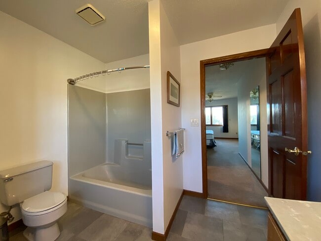 Building Photo - 150 Fairway Ct