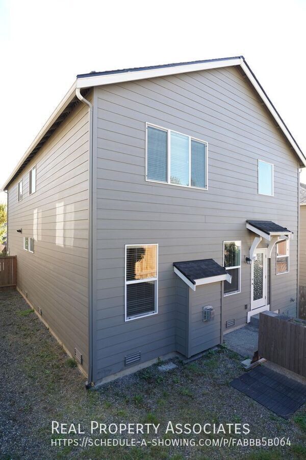 Building Photo - Newer Built Spacious 4 Bedroom House Plus ...