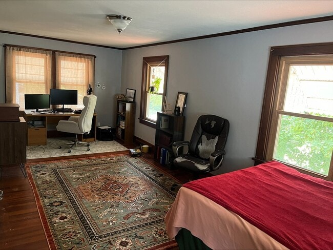 Building Photo - Old-World Charm in the Heart of Moline