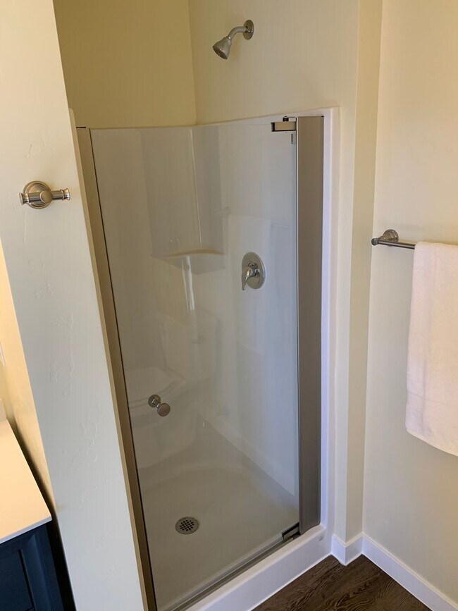 Building Photo - BEAUTIFUL SISTERS GROUND LEVEL APARTMENT, CLOSE TO DOWNTOWN!