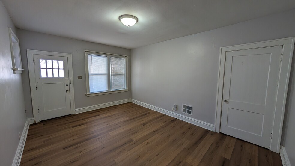 Building Photo - 5042 Mardel Ave