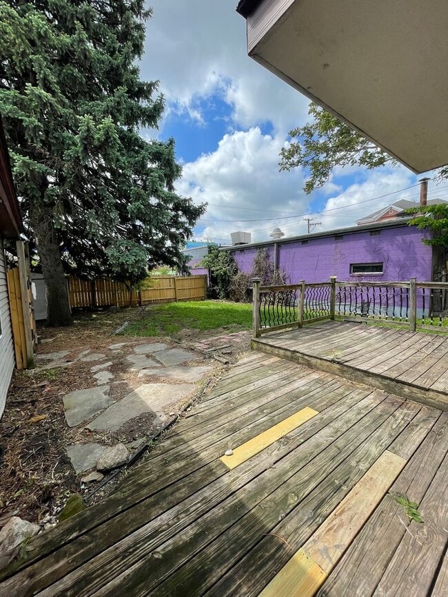 Building Photo - 905 North-5T