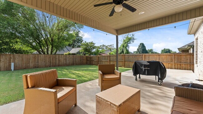 Building Photo - Spacious 4-Bedroom Gem