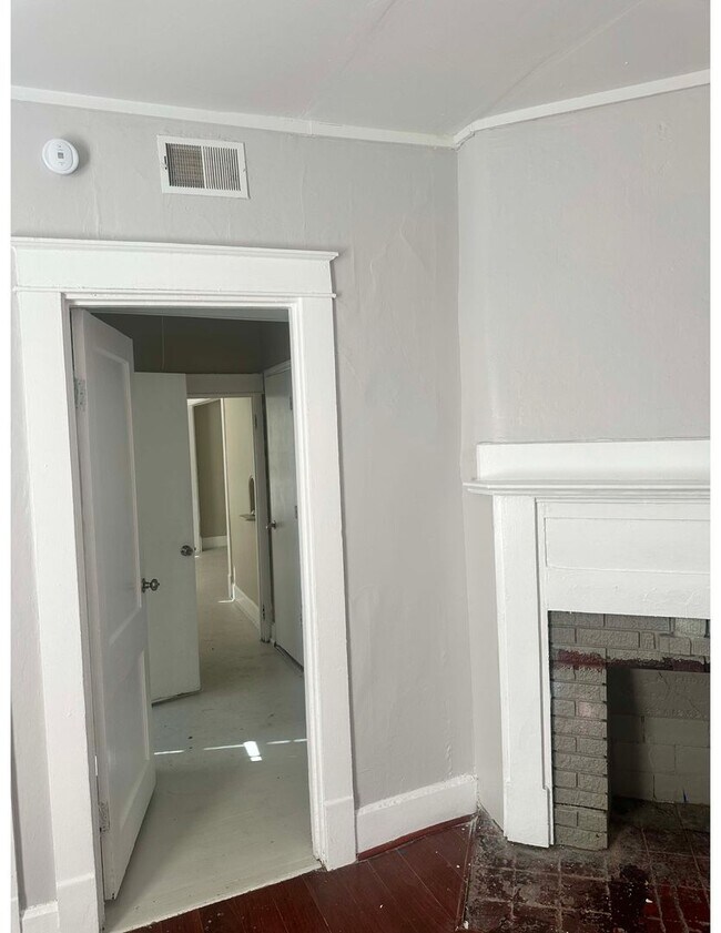 Building Photo - Large three bed home for rent