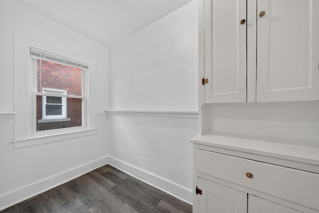 Building Photo - 2025 Calvert Ave
