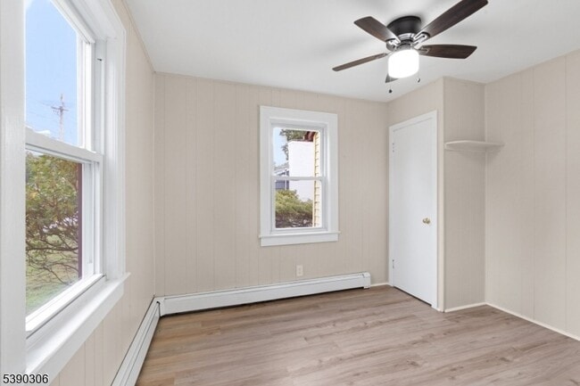 Building Photo - 400 Main St