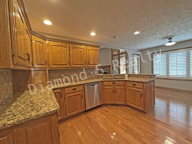 Building Photo - Gorgeous Custom All Brick Home in Fox Grap...