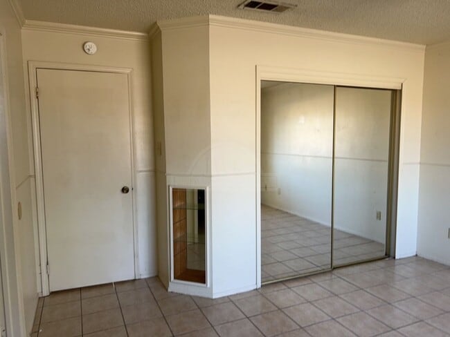 Building Photo - 2001 Meadowbrook Dr