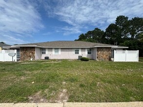Building Photo - Gulf Breeze - Greenbriar Estates - 2 bed, 1 bath - Lawn care included