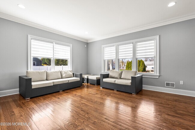 Building Photo - 558 Cedar Ave