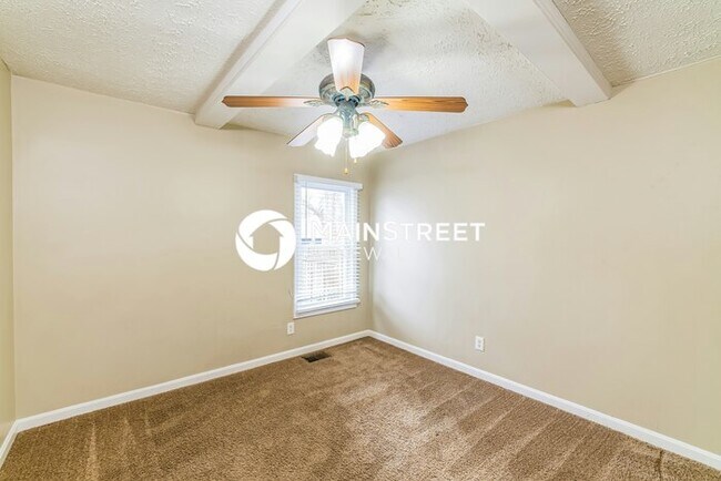 Building Photo - 3 Bedroom Pet-Friendly Home in Louisville, KY with Main Street Renewal