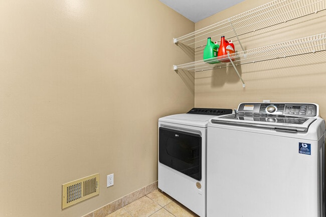 Building Photo - 49896 Parkside Dr