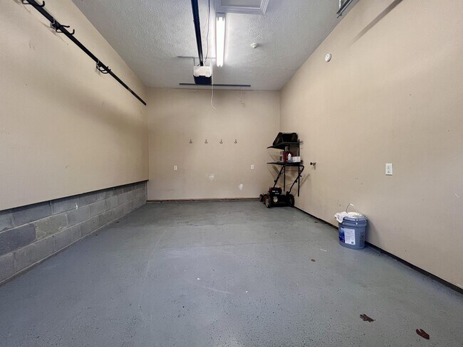 Building Photo - 304 Villa View Dr