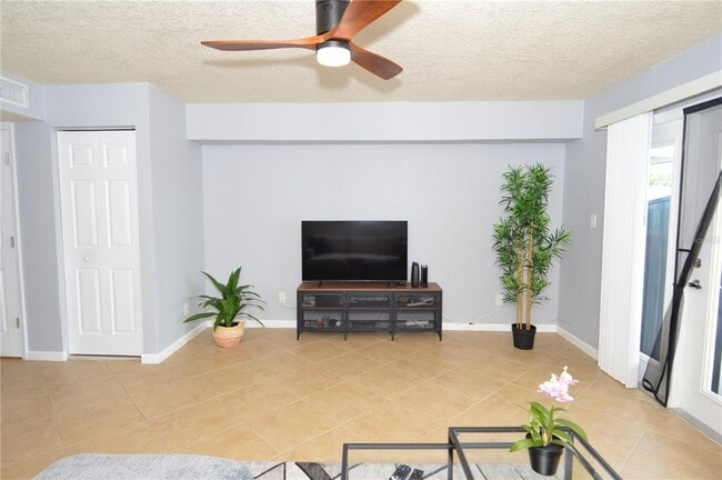 Building Photo - 3837 Pompano Dr SE