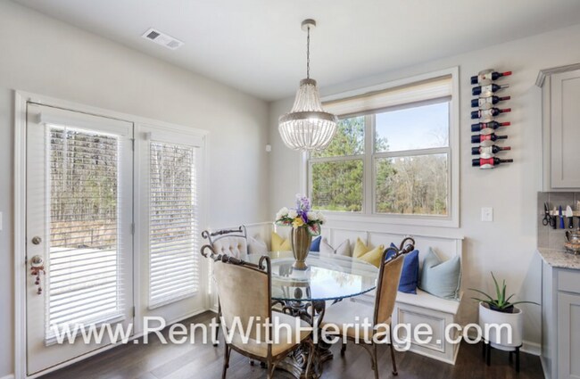 Building Photo - Custom DR Horton Home in Popular Overlook at Camp Creek/ Attention to Detail / Fantastic Location