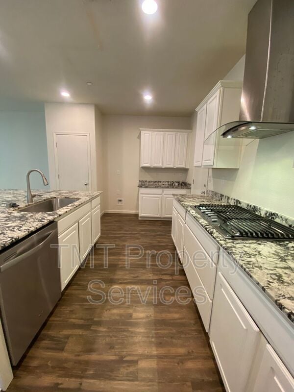 Building Photo - 5471 Westhampton Way