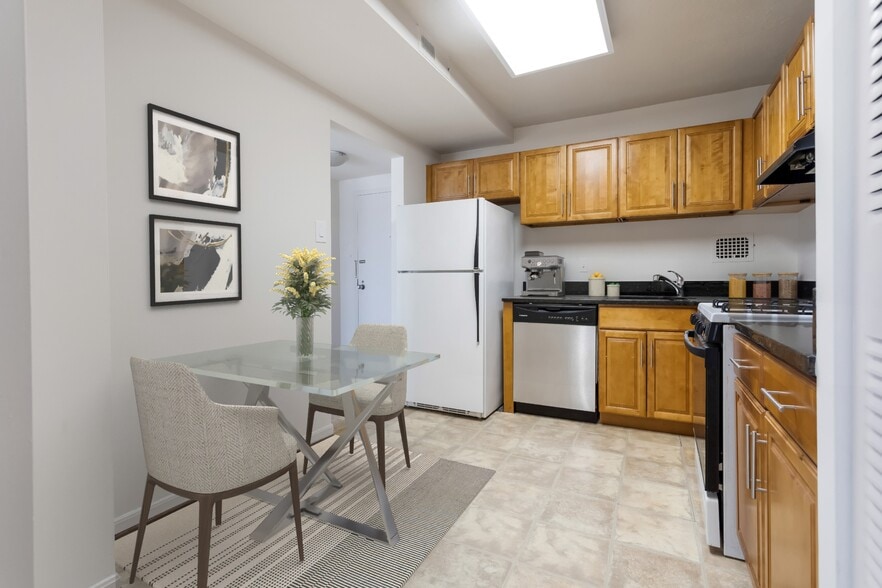 Eat-n Kitchen-Staged - 4 Monroe St