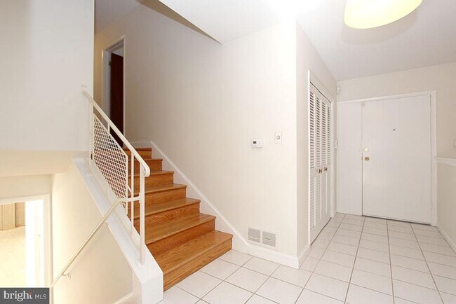 Building Photo - 6220 Robinwood Rd