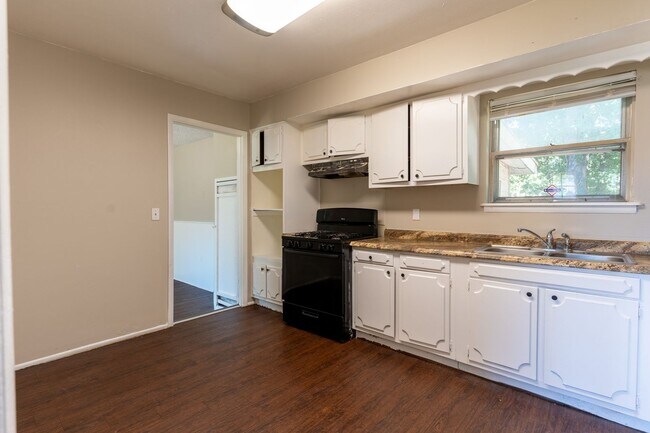 Building Photo - Midwest City Rent to Own!