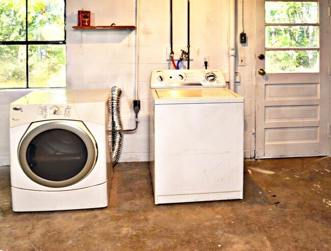 Building Photo - 3 BR Home in Madison Heights Available Immediately