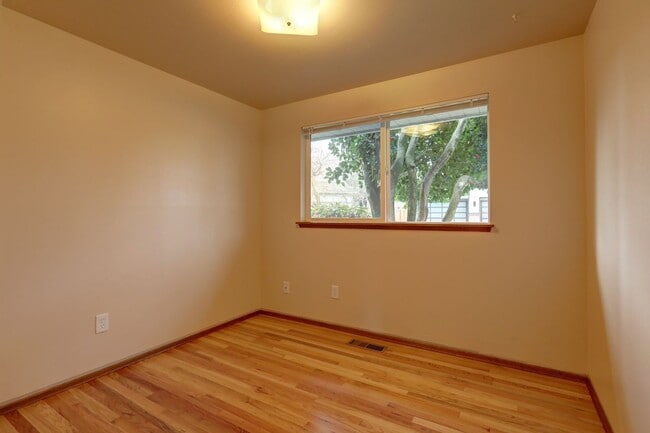 Building Photo - Charming Rambler Available in Perfect Newcastle Location - Move-in Ready!