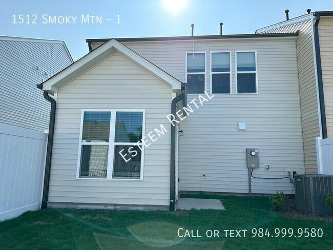 Building Photo - 1512 Smoky Mountains St