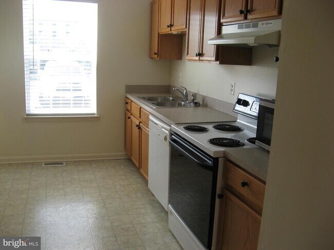 Building Photo - 175 Equestrian Dr