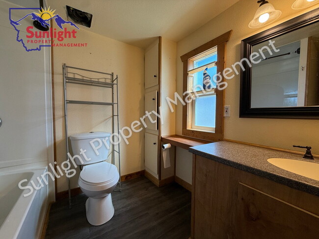 Building Photo - Updated 3 Bedroom Mobile Home - Large Fenced Yard - Fromberg, MT