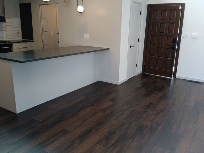 Building Photo - 4 Bedroom, 3 Bathroom Home! Schedule a Sho...