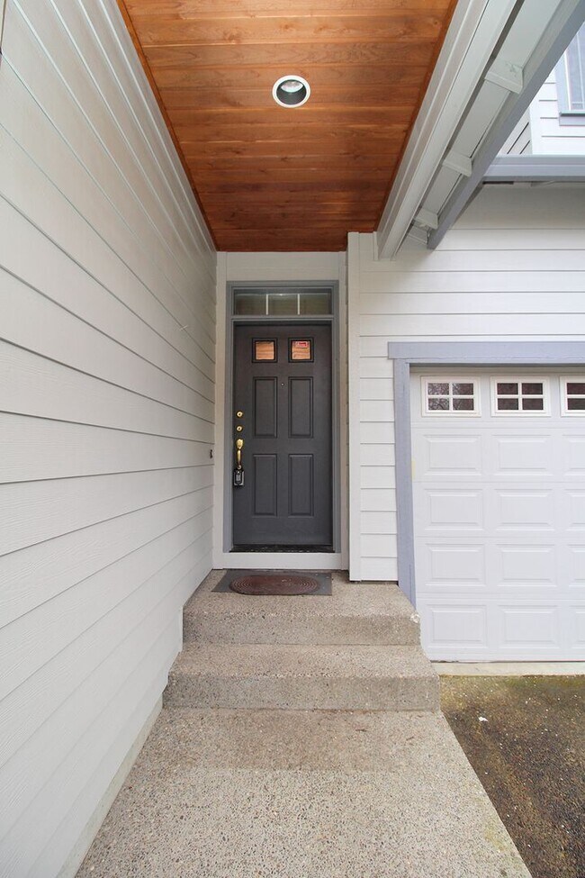 Building Photo - Alluring 4 Bedroom, 2.5 Bathroom Modern ho...