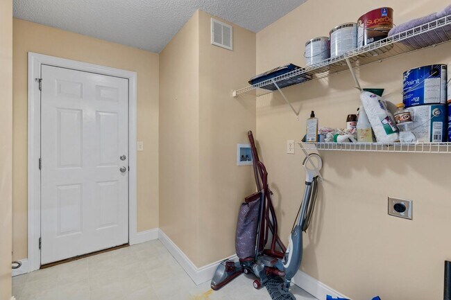 Building Photo - Delightful 3-Bedroom, 2-Bathroom with Fenc...