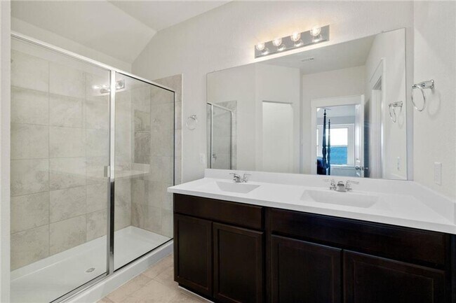 Building Photo - Warm & Inviting 3BR / 2BA Home with Large Backyard