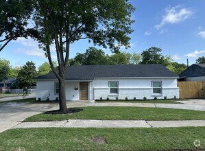 Building Photo - 3503 Fontana Dr