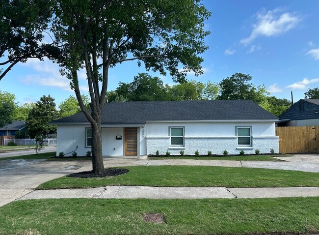 Primary Photo - 3503 Fontana Dr