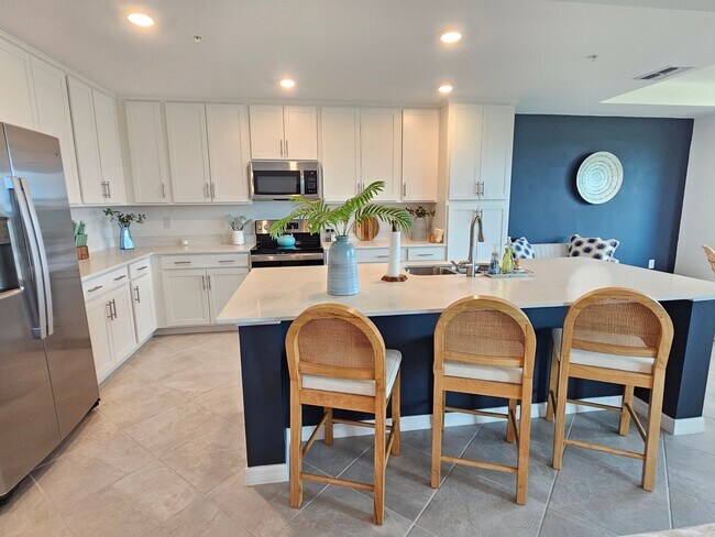 Building Photo - Annual UNFURNISHED or FURNISHED for your convenience: 2 Bedroom 2 Bathroom 2nd Floor Elevator acc...