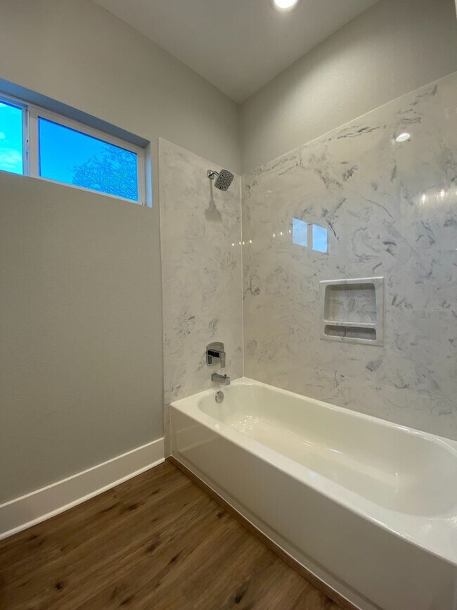 Building Photo - Luxury Cottage in Downtown Waco *Leasing S...