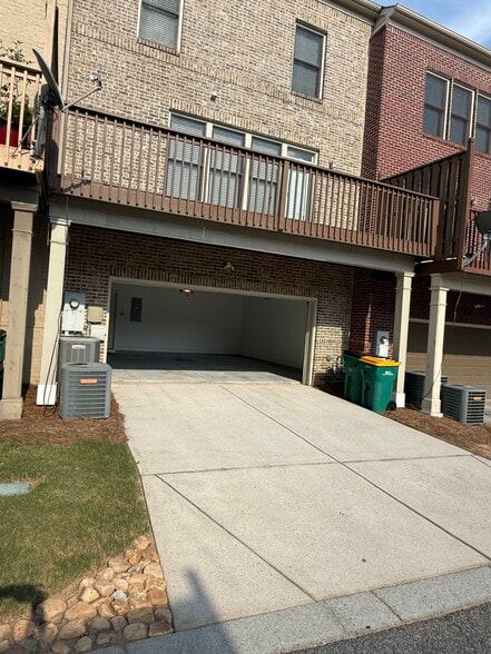 Two car garage - 424 Fieldview Way