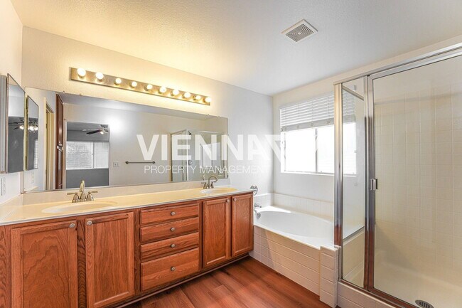 Building Photo - 493 Silverhorn Dr