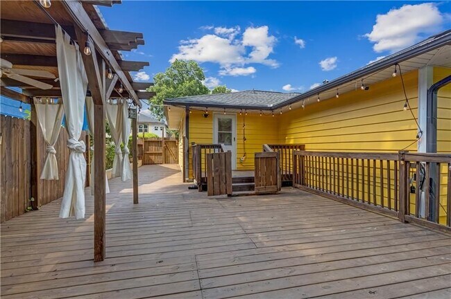 Building Photo - 844 Deckner Ave SW