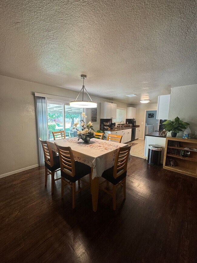 Building Photo - FURNISHED OR UNFURNISHED 5 BEDROOM 3 BATH HOME WITH POOL