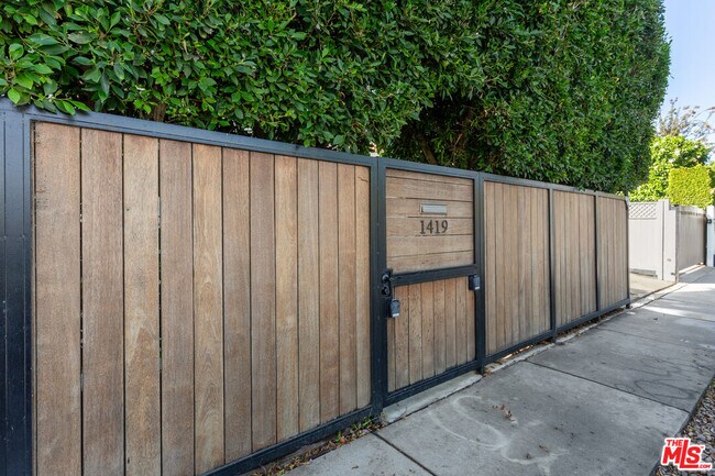 Building Photo - 1419 N Orange Dr