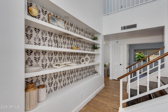 Building Photo - 2119 E New Bedford Dr