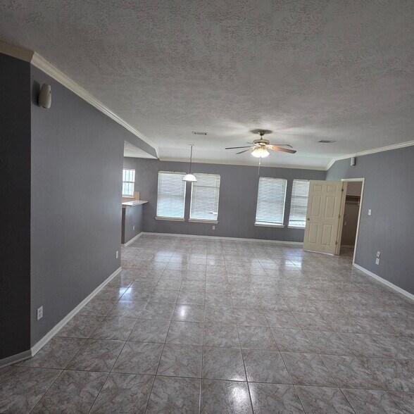 Building Photo - 9907 Golden Glen Dr
