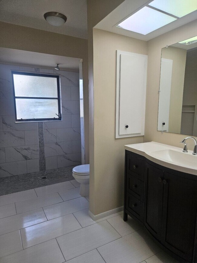 Building Photo - Port Charlotte home