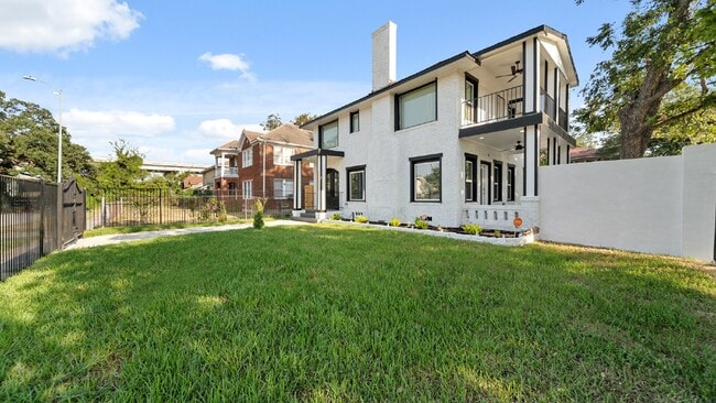 Building Photo - One of a Kind Luxury Home Close to Downtown Houston!