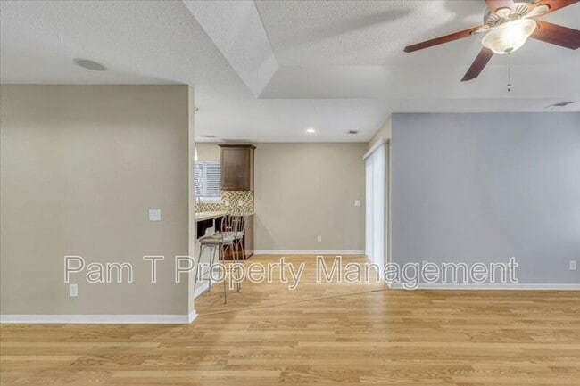 Building Photo - 8 Rivermarsh Ct