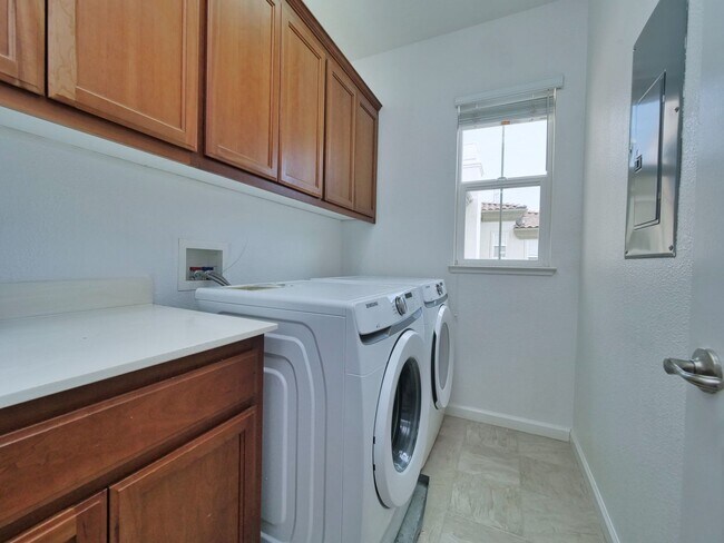 Building Photo - Gorgeous 4 Bed, 3.5 Bath in Brentwood