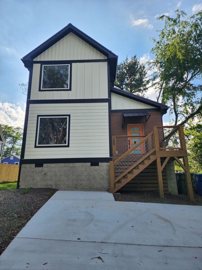 Building Photo - Asheville Rental!