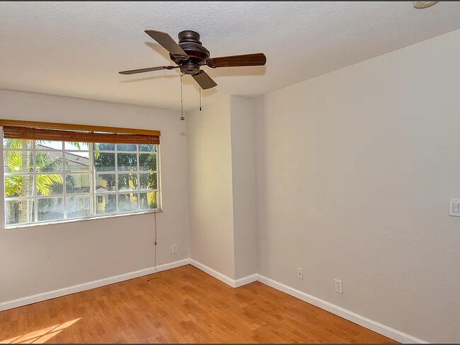 second bedroom with closet - 1162 Imperial Lake Rd